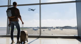 homem no aeroporto para austrália - Fluentize